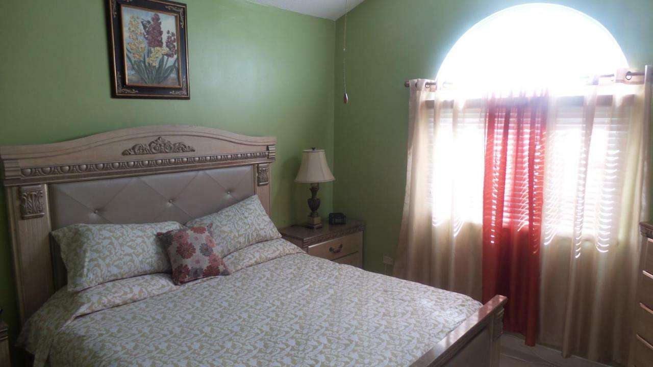 Ellis Caymanas Morgan' S Two Bedroom Retreat מראה חיצוני תמונה