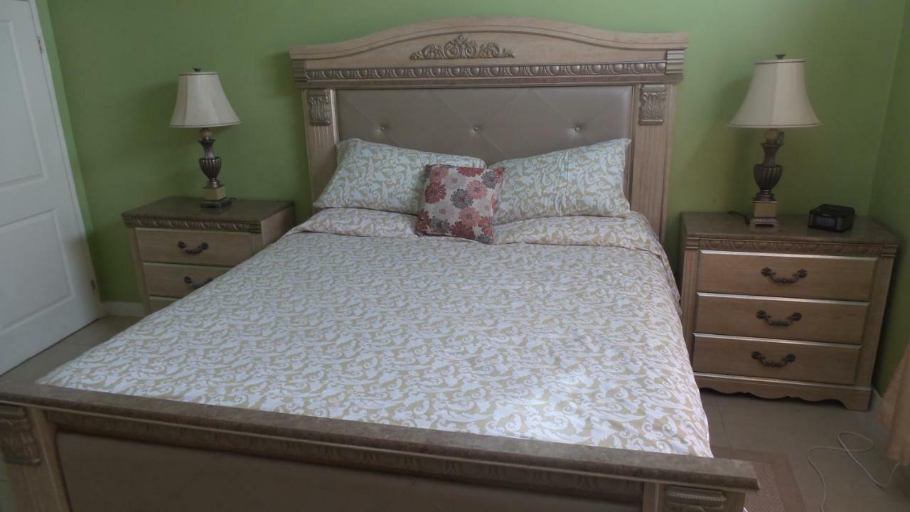 Ellis Caymanas Morgan' S Two Bedroom Retreat מראה חיצוני תמונה